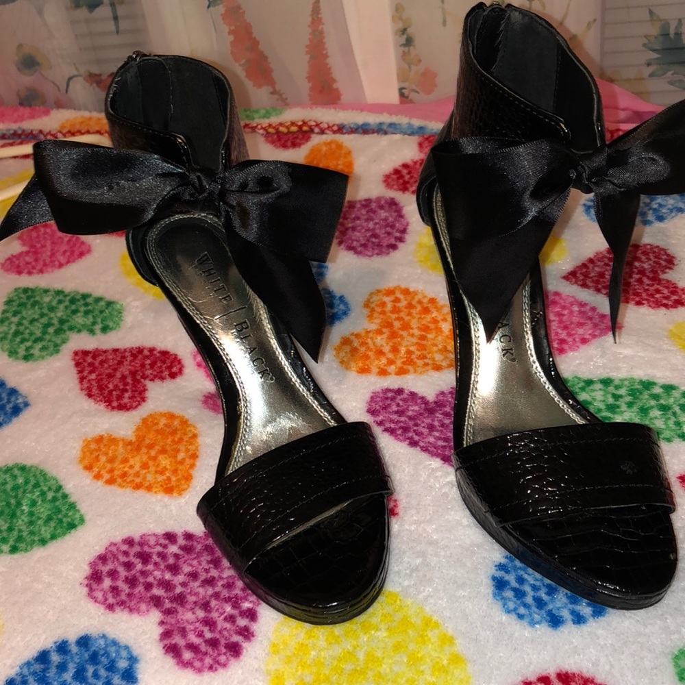 🖤Black House White Market adorable heels 🖤